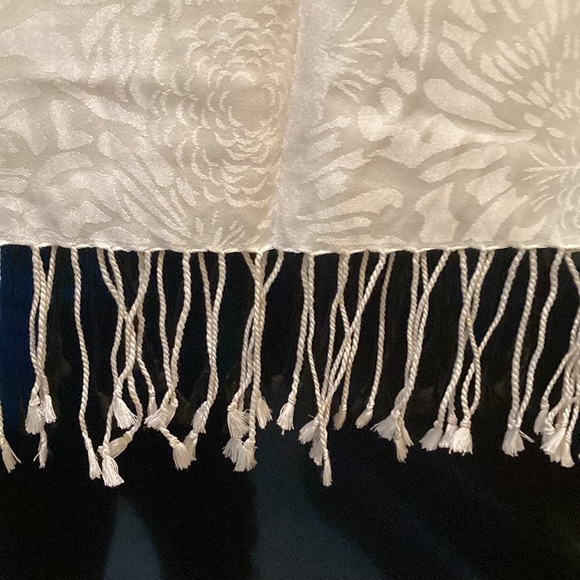 Women’s shawl/wrap - Picture 2 of 2